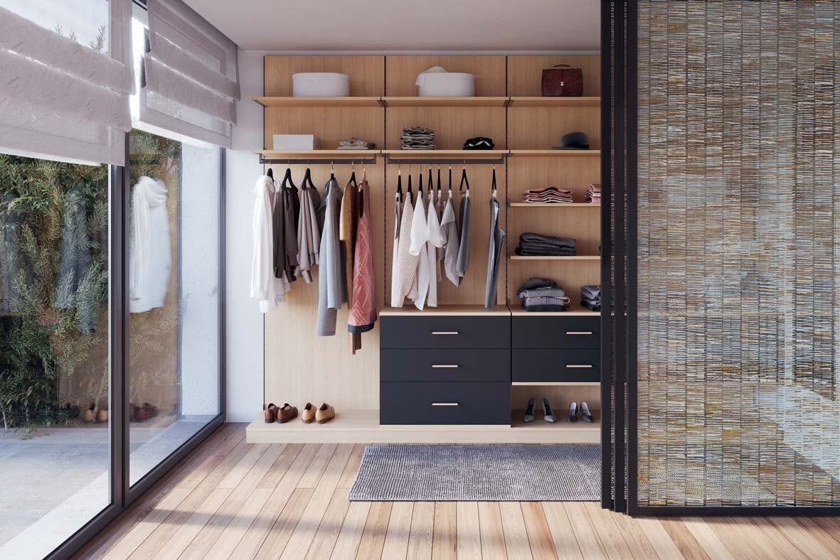 Dressing ouvert en décor bois clair