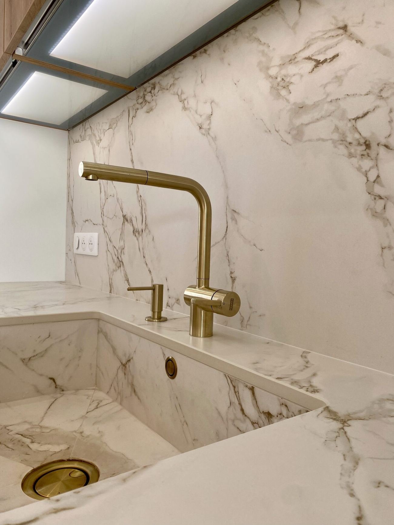 Îlot avec plan en céramique effet marbre et plaque encastrée