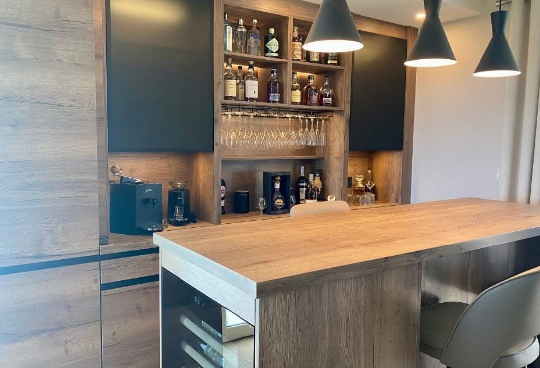 Espace bar avec cave à vin intégrée