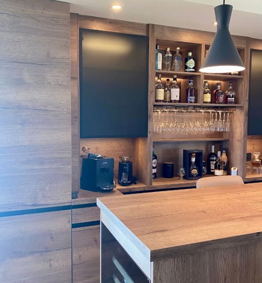 Détail éclairage et rangement bar