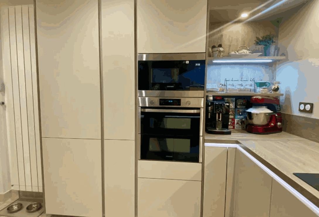 Colonne bois, double four et espace petit-déjeuner