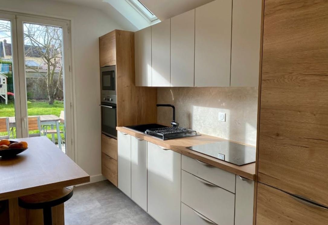 Cuisine blanche après rénovation, vue jardin
