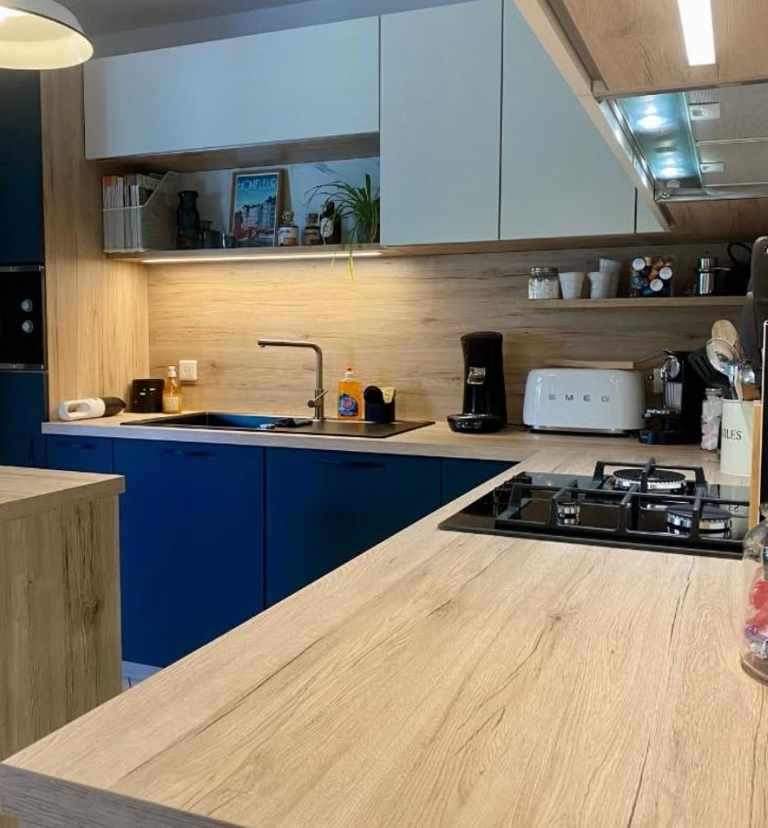 Plan bois, table de cuisson gaz sur façades marine