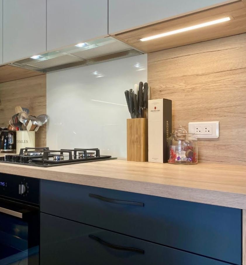 Détail table de cuisson gaz et rangement couteaux