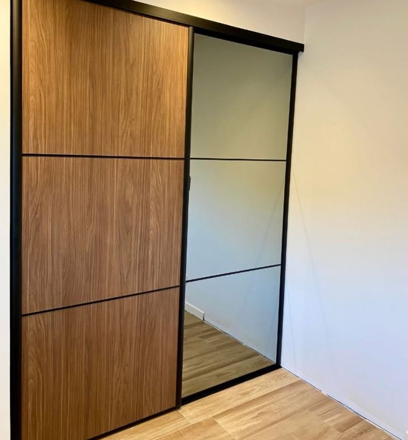 Dressing sur mesure à portes coulissantes bois et miroir