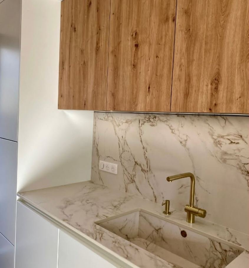 Détail robinetterie laiton et crédence marbre