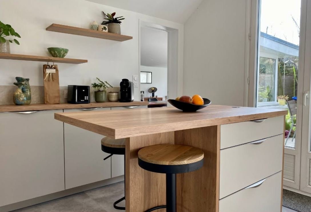 Îlot bois et mange-debout après rénovation