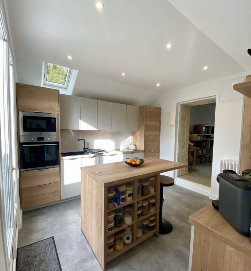Cuisine après rénovation, îlot central sous velux