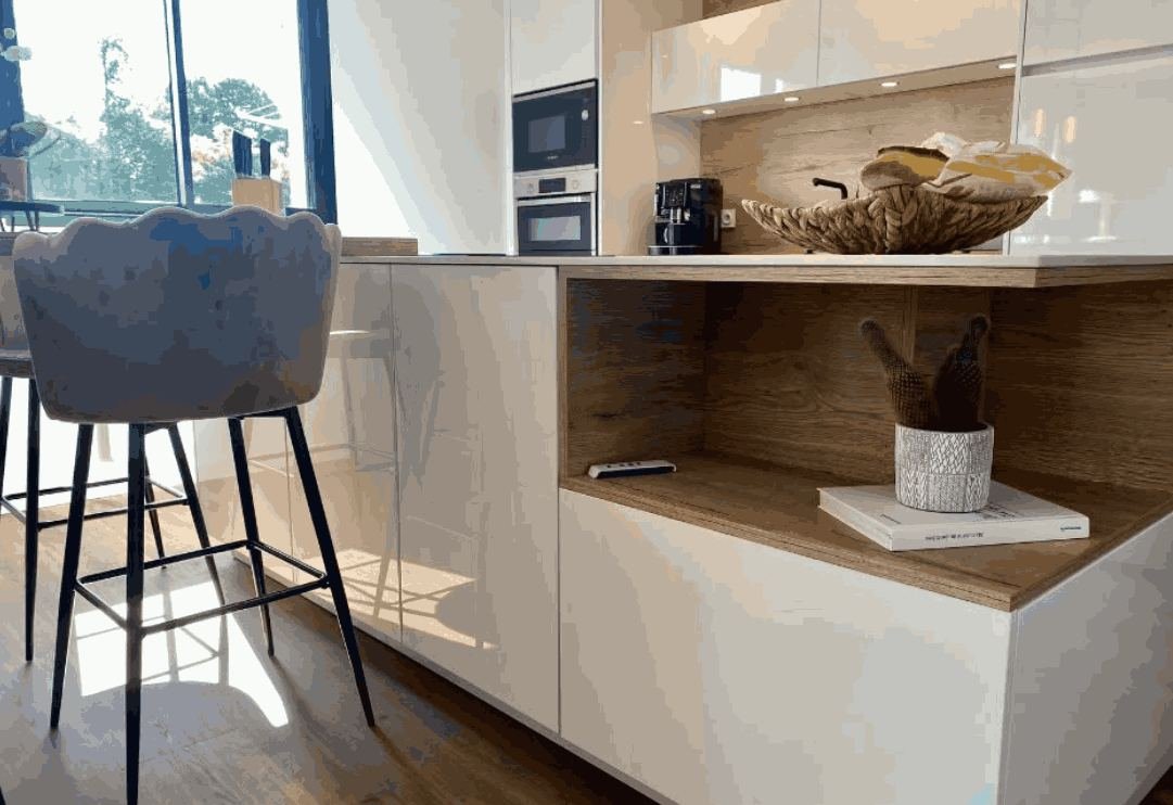 Îlot avec tablette bar et niche de rangement