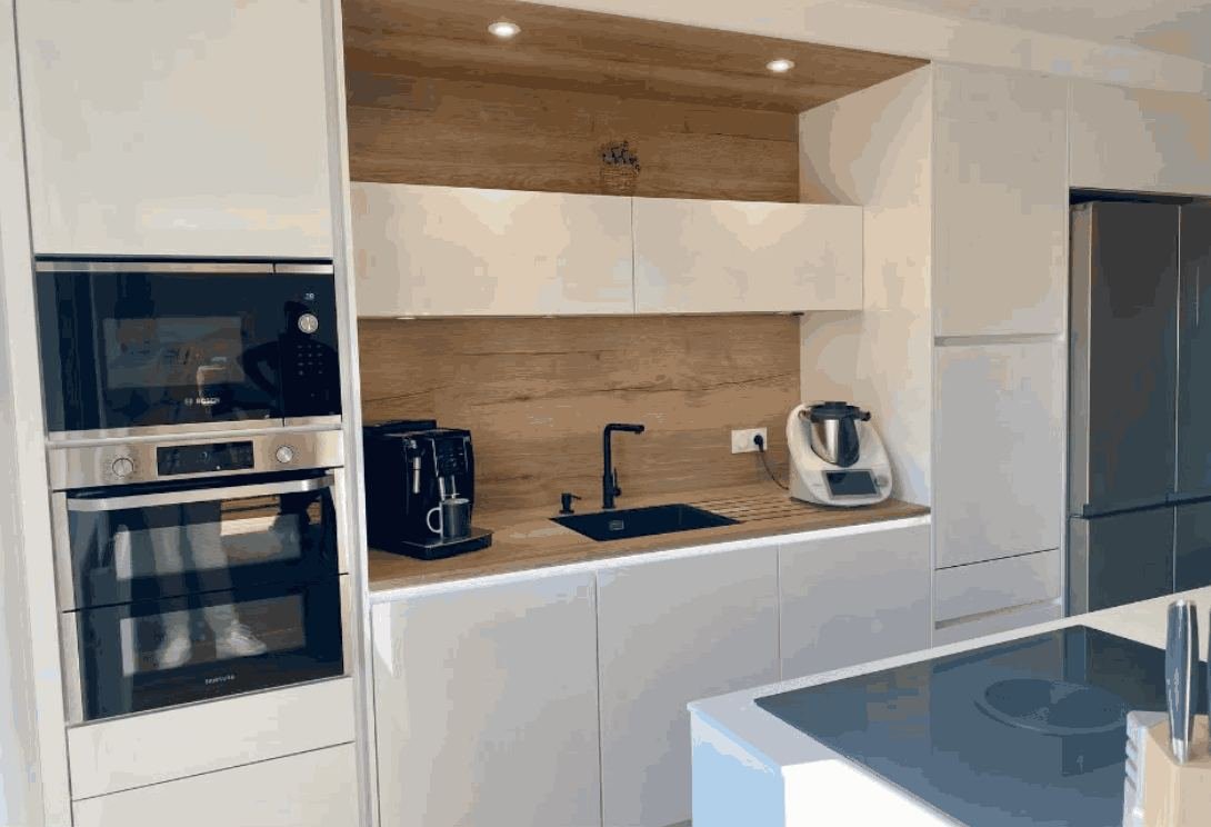 Niche décorative bois, façades blanc laqué