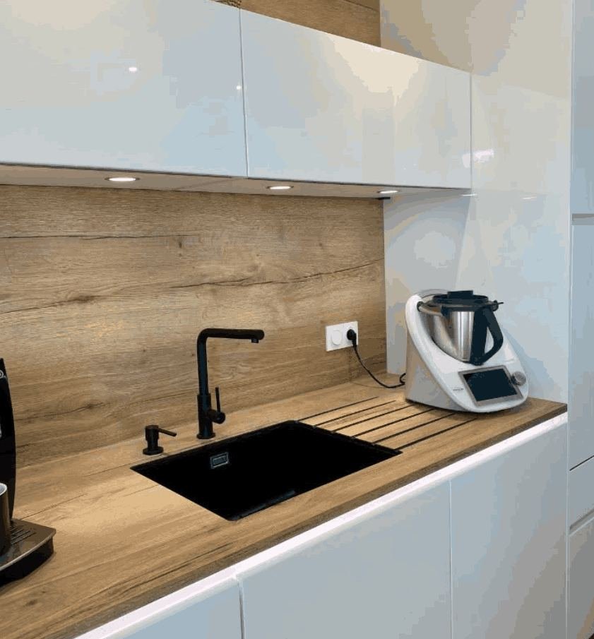 Plan de travail blanc, évier et robinet noir mat