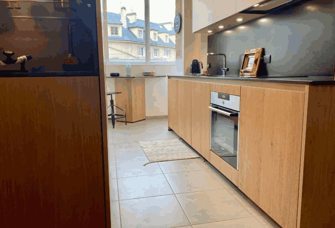 Cuisine bois sur mesure, vue sur les toits