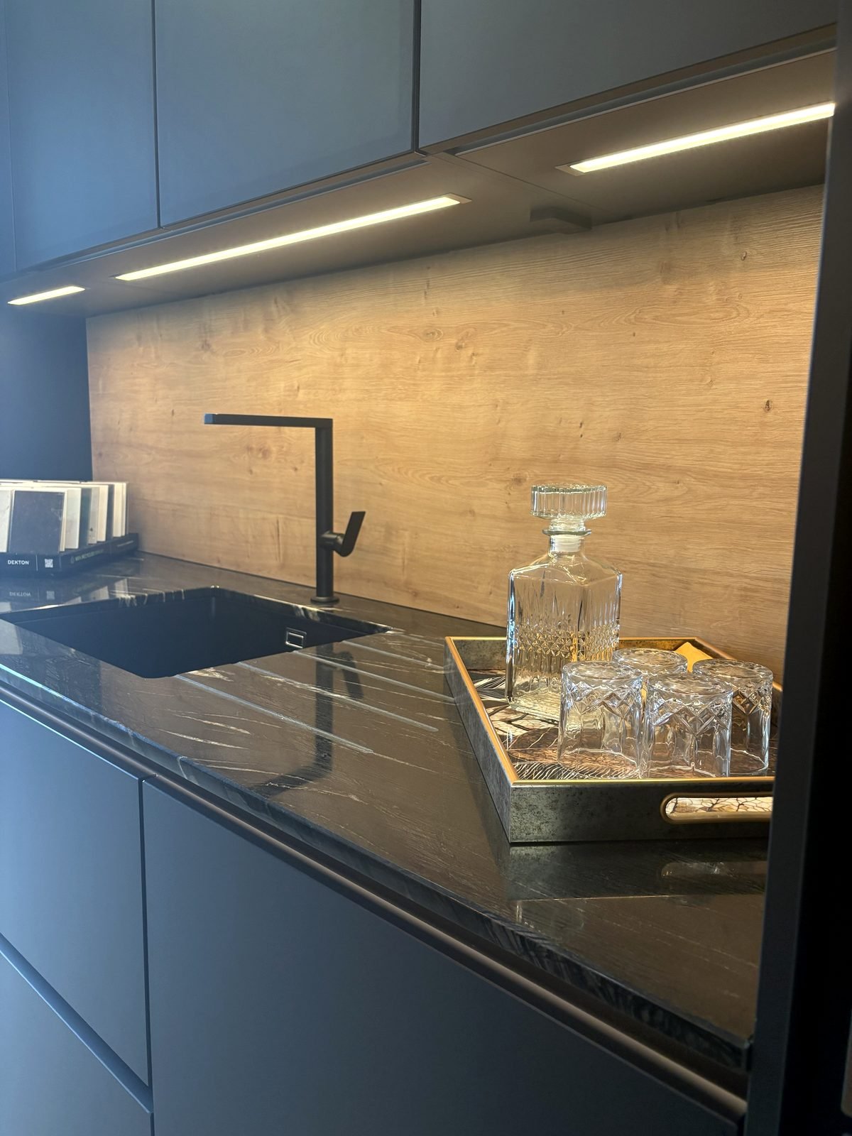 Cuisine noire mate, crédence chêne et plan granit African Fusion