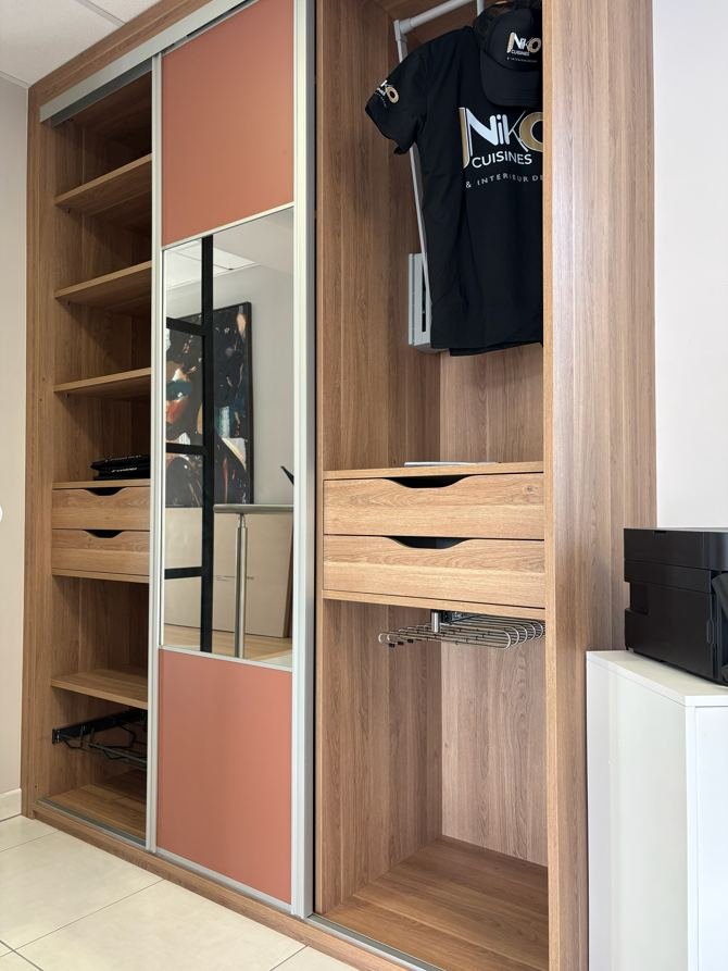 Dressing sur mesure exposé au showroom