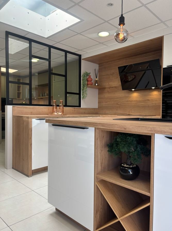 Îlot blanc et bois sous verrière d'atelier au showroom