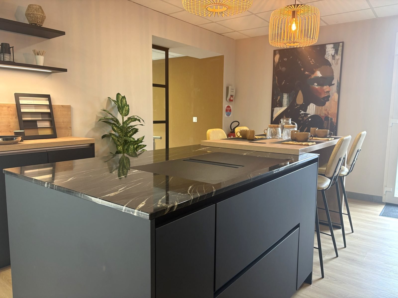 Îlot en granit African Fusion, table bois et suspensions