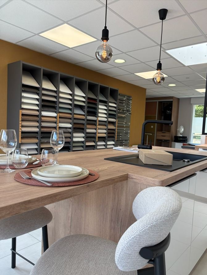 Table dressée devant le mur de nuancier Niko Cuisines