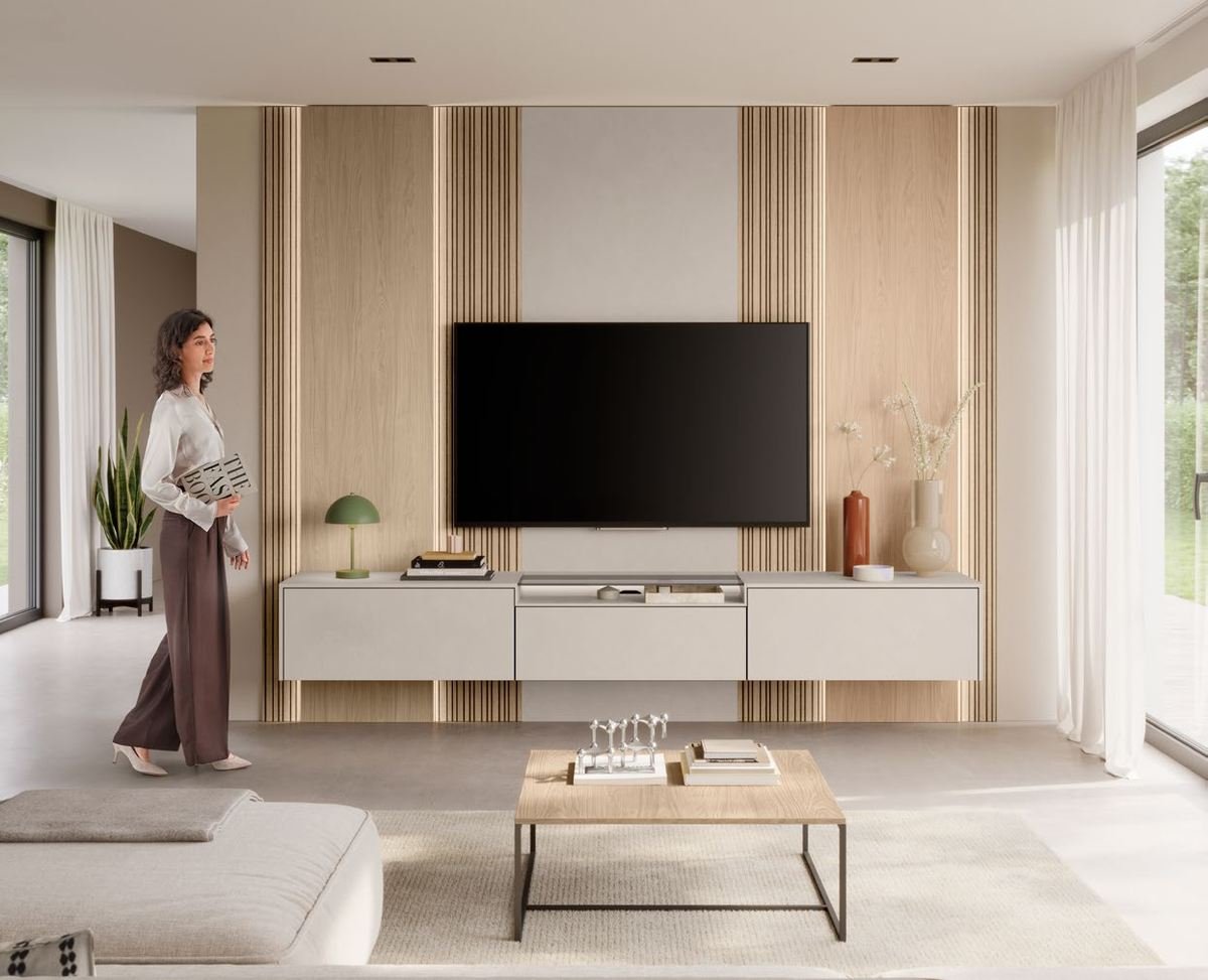 Mur TV bois clair et meuble bas laqué blanc dans un séjour lumineux
