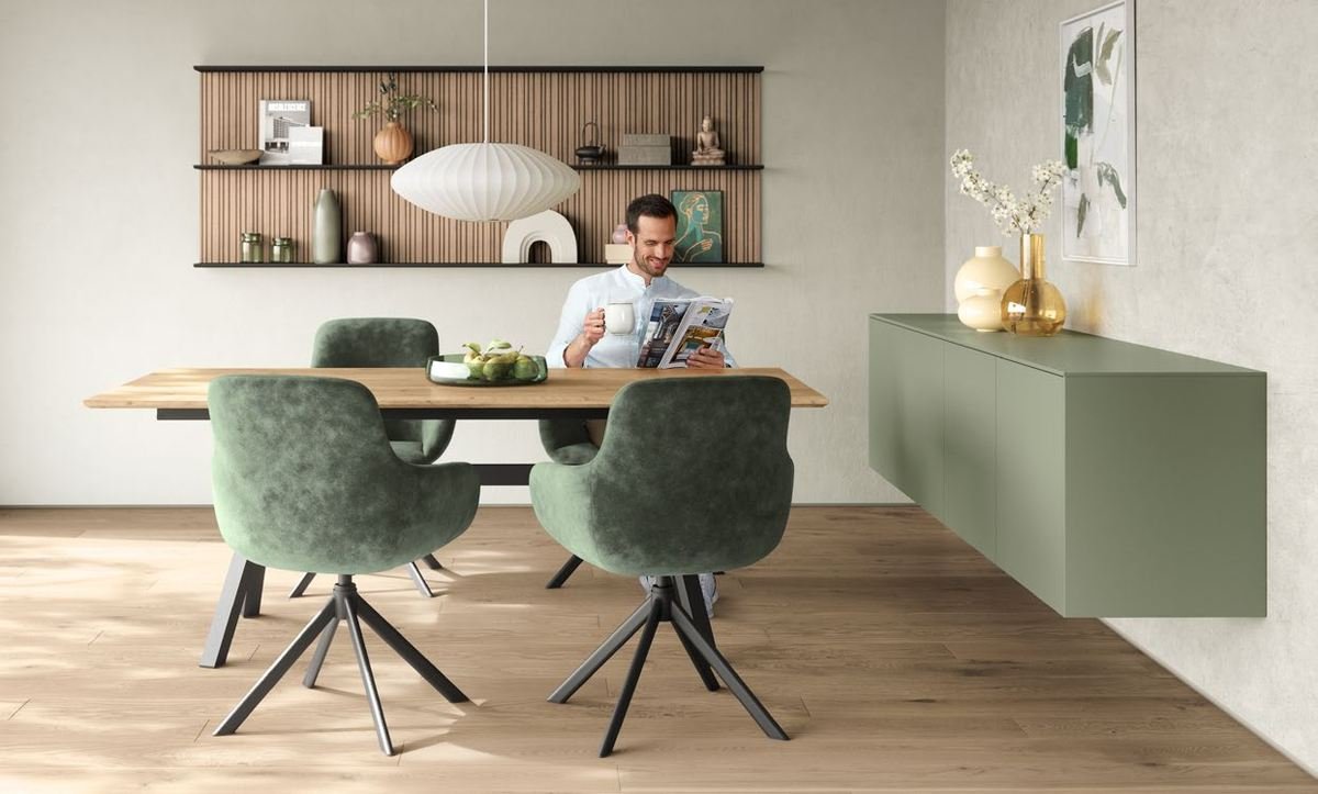 Salle à manger avec buffet vert olive et étagères murales