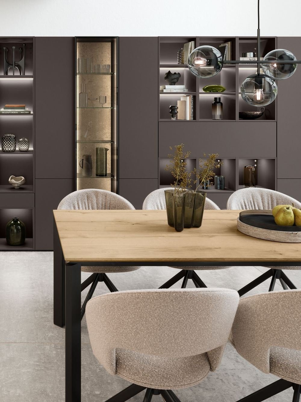 Vitrines éclairées et table de salle à manger en bois