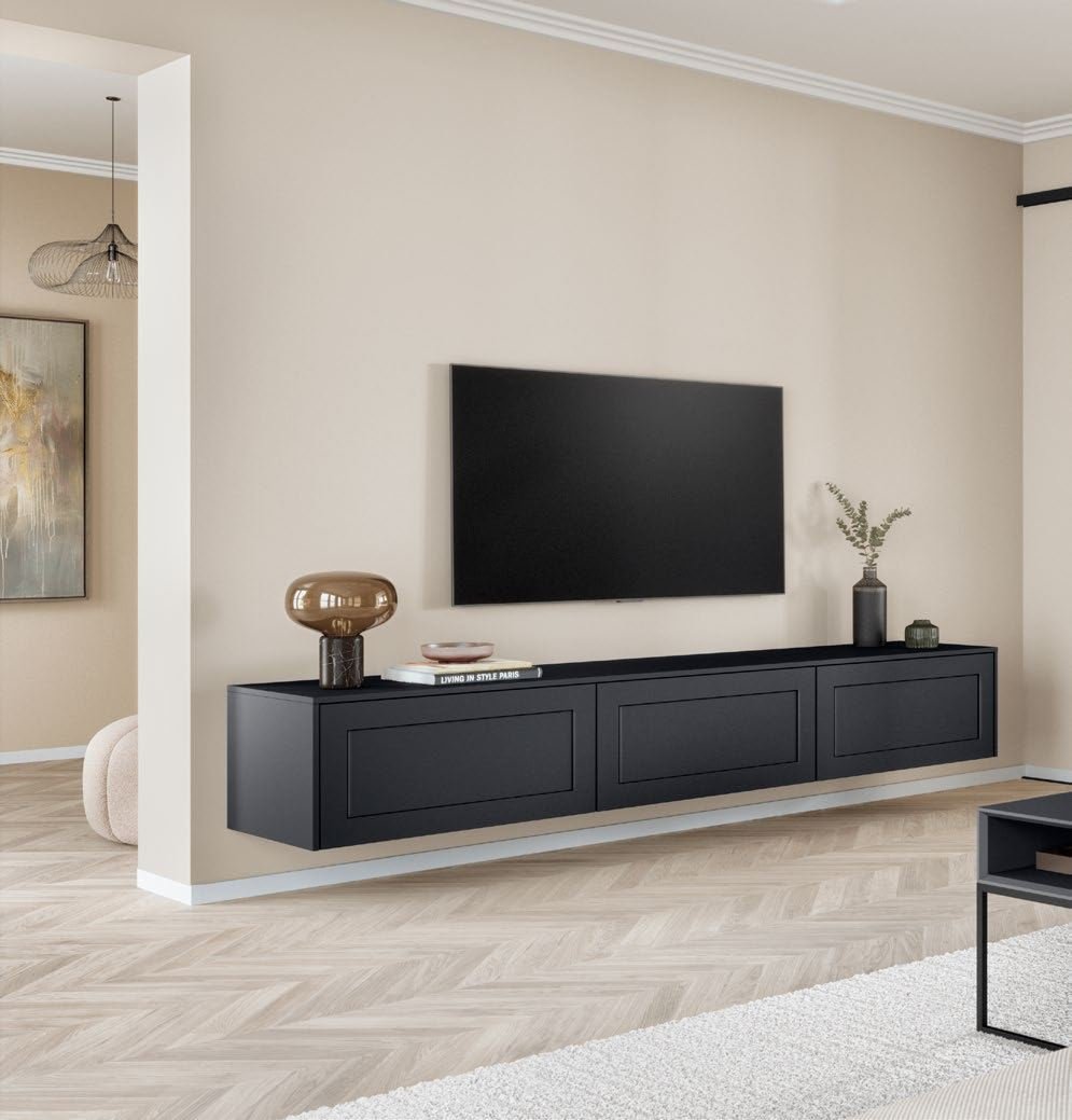 Meuble TV suspendu anthracite sur parquet à chevrons