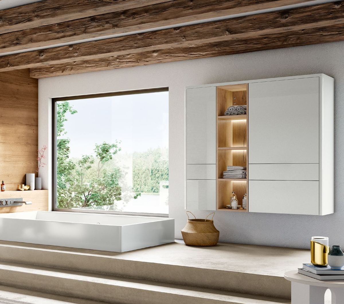Salle de bain sous charpente avec baignoire et rangements bois