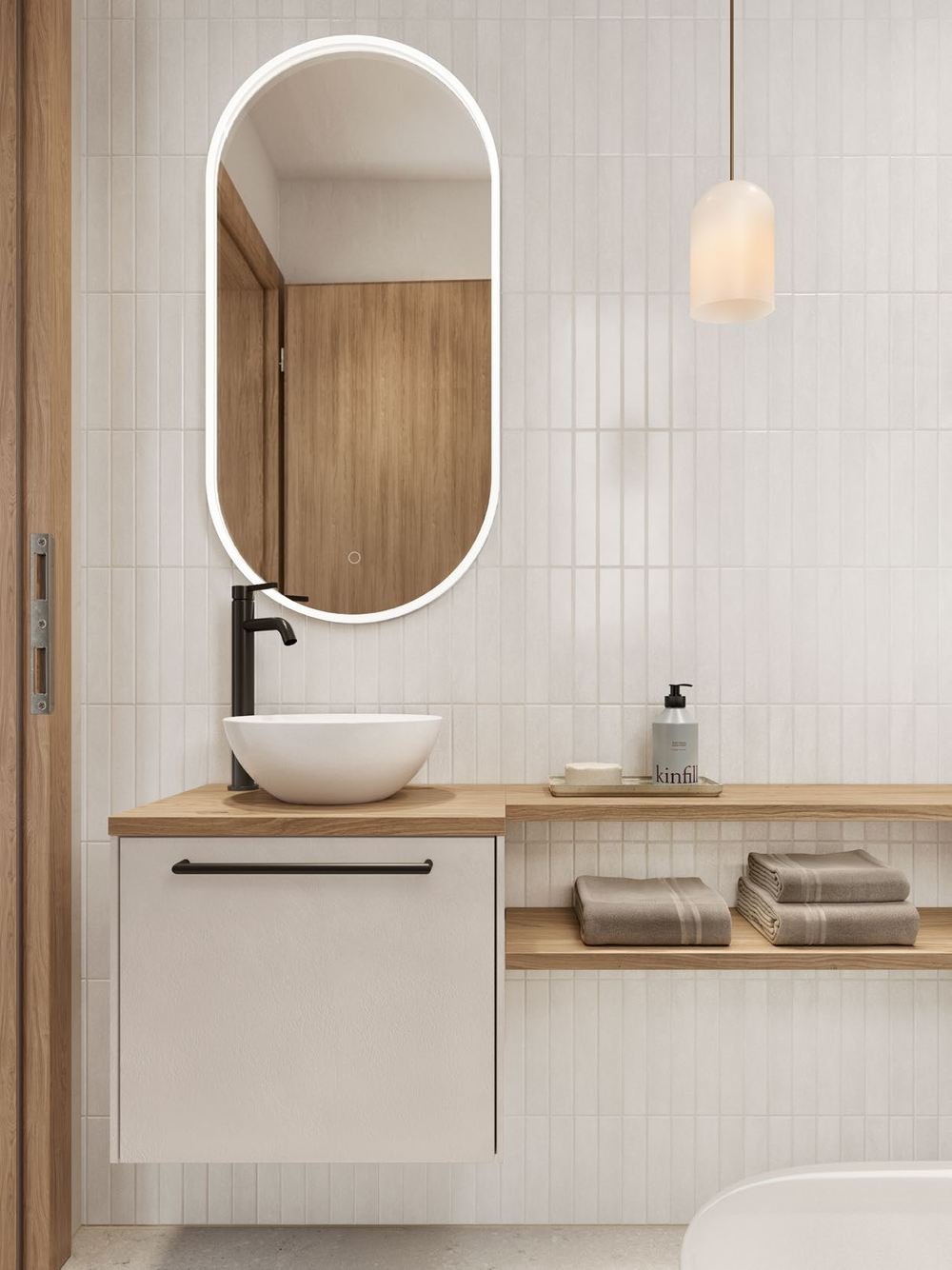 Petite salle d'eau étroite avec meuble sous vasque et miroir toute largeur