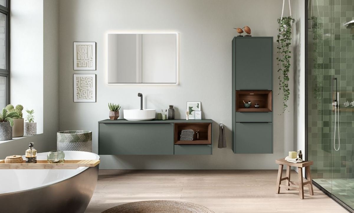 Salle de bain vert sauge avec baignoire îlot et meuble suspendu
