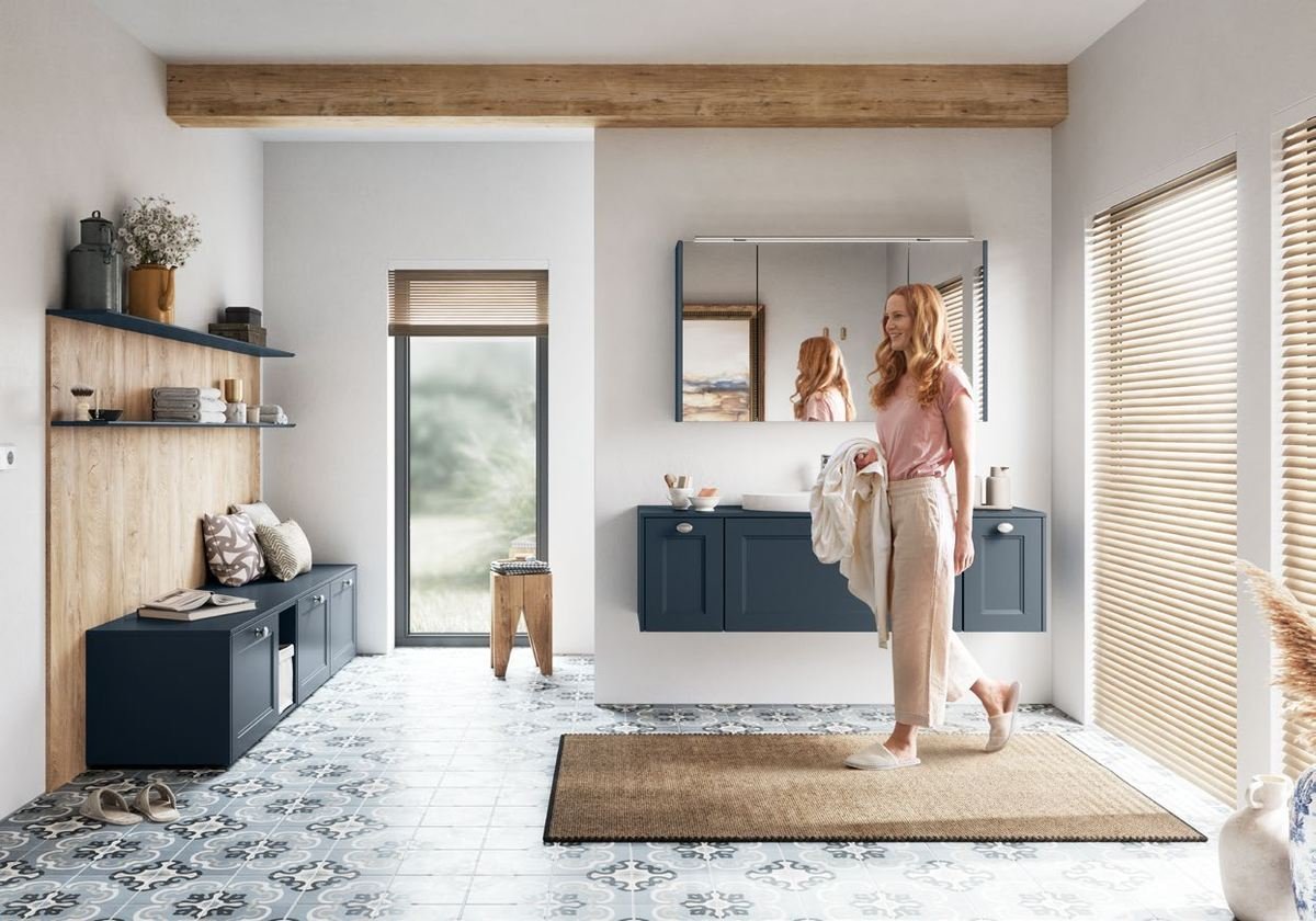 Salle de bain bleu marine avec banc, carreaux de ciment et grande baie