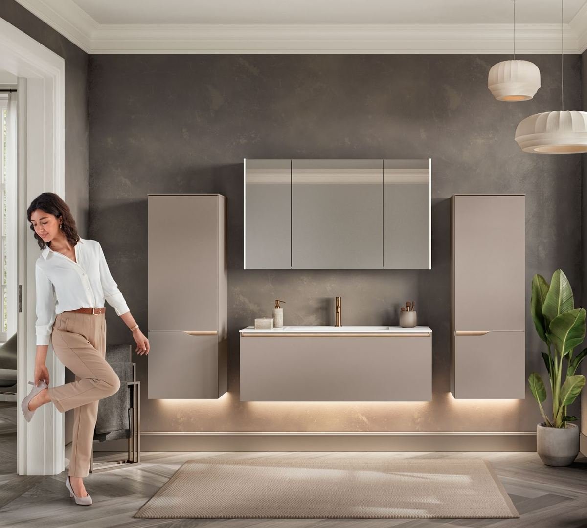Double vasque suspendue avec éclairage indirect et armoires de toilette